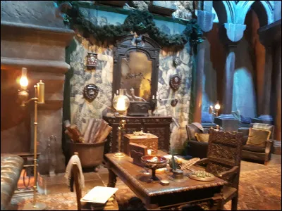 Puis vient la salle commune de Serpentard.
Quelle vue a-t-on depuis les fenêtres de la salle commune de Serpentard ?