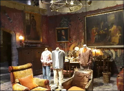 Mais comment est-ce possible nous avons la salle commune des Serpentard, mais pas des Gryffondor ? Ne vous inquiétez pas c'est la salle que nous allons visiter maintenant !
Quelle est la grande différence entre la tapisserie de la salle commune de Serpentard et de Gryffondor ?