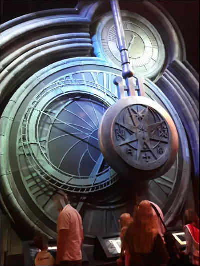Nous passons ensuite devant cette immense horloge.
À quelle tour appartient-elle ?
