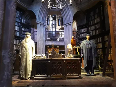 Nous rentrons finalement dans une grande pièce circulaire... Mais c'est le bureau de Dumbledore !
Lequel de ces mots n'était pas un mot de passe pour entrer dans le bureau de Dumbledore ?