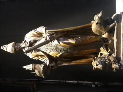 Puis nous quittons la Grande Salle et nous nous retrouvons devant cette statue (image).
Qui est le personnage sur cette statue ?