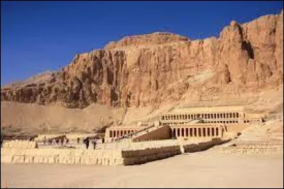 Géographie : Comment s'appelle cette région d'Égypte située sur la rive occidentale du Nil à hauteur de Thèbes ?