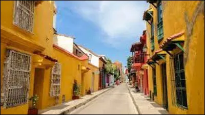 Histoire : Au XVIe siècle quel était le nom que la couronne d'Espagne donna au territoire qui couvrait une grande partie de la Colombie, de l'Équateur, du Panama, et du Venezuela ?