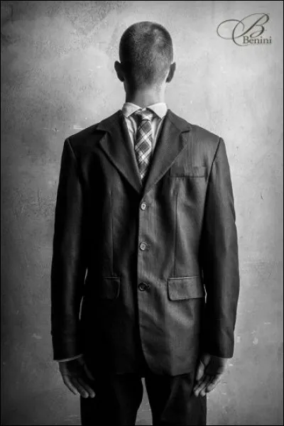 Quel chanteur dit, dans sa chanson "L'Opportuniste" : 
 "Il y en a qui contestent / Qui revendiquent et qui protestent / Moi je ne fais qu'un seul geste / Je retourne ma veste, je retourne ma veste / Toujours du bon côté" ?