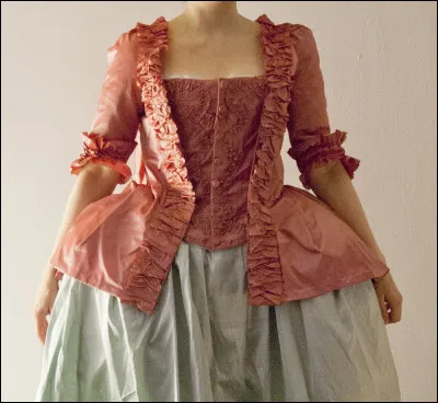 Quel est le nom de cette courte veste qui s'arrête au bas des reins ?