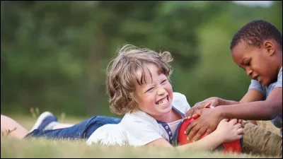 Ton frère/ta sur te tape sans aucune raison sauf pour le plaisir de te taper, comme réagis-tu ?