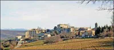Nous partons dans le parc naturel régional du Luberon, à Vachères. Village perché à 830 mètres d'altitude, dans l'arrondissement de Forcalquier, il se situe dans le département ...