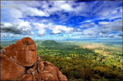 Culture : Outre le français, comment s'appelle la langue parlée par le plus grand nombre de personnes, même appartenant à d'autres ethnies ?