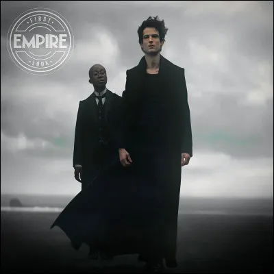 Comment s'appelle la femme, située au second plan de cette photo ?