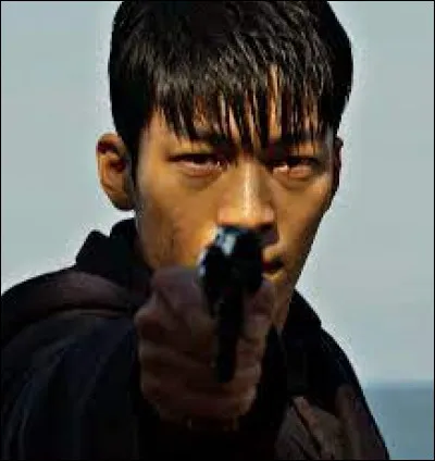 Comment s'appelle le policier ?