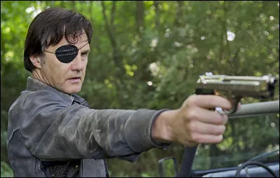 Qu'est-ce que le gouverneur fait lorsque lui et les deux autres trouvent un autre campement ?