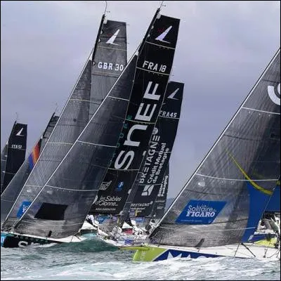 Quel navigateur, premier triple vainqueur de la solitaire du Figaro, a &eacute;t&eacute; attaqu&eacute; par des pirates au large du Y&eacute;men en mai 2022 ?