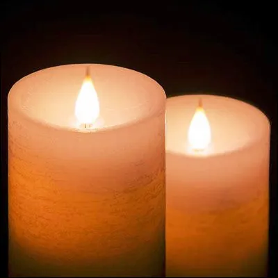 Quel produit extrait des r&eacute;sidus solides de p&eacute;trole et d&eacute;couvert en 1830 a supplant&eacute; la glyc&eacute;rine dans la conception des bougies ?