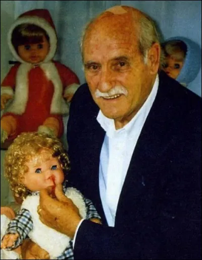 Mr Jean Sala ancien directeur de l'usine de poupées Bella, porte dans ses bras un poupon Bella connaissez-vous le prénom ?