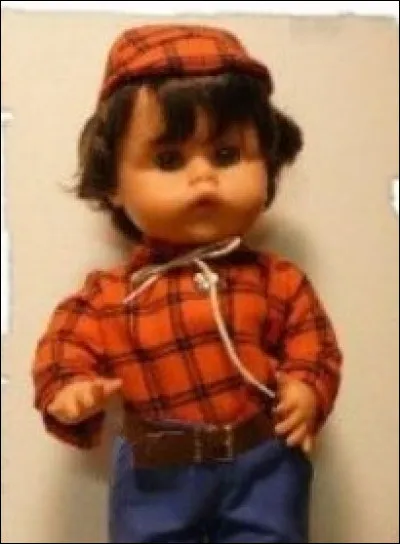 Ce poupon Bella s'appelle l'affreux Jojo mais il est si beau ! Il a une particularité. Le savez-vous ?