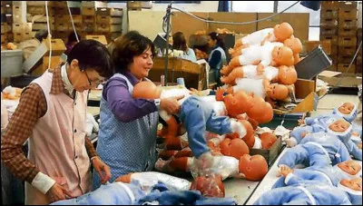 Voici une photo des employés de l'usine Bella. Elles sont en train d'habiller des poupons, connaissez-vous le nom de ce poupon ?