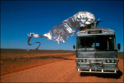 Dans quel film, sorti en 1994, trois drag-queens se lancent dans un périple de plus de 2 000 km à bord d'un bus ?