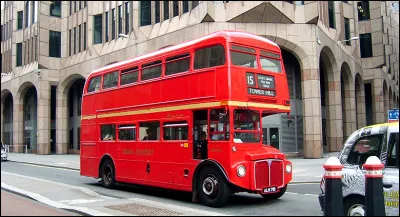 Dans quelle capitale europ&eacute;enne pouvons-nous croiser ces bus rouges ?