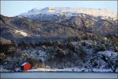 Vis-à-vis de quel État la Papouasie-Nouvelle-Guinée acquiert-elle son indépendance en décembre 1975 ?