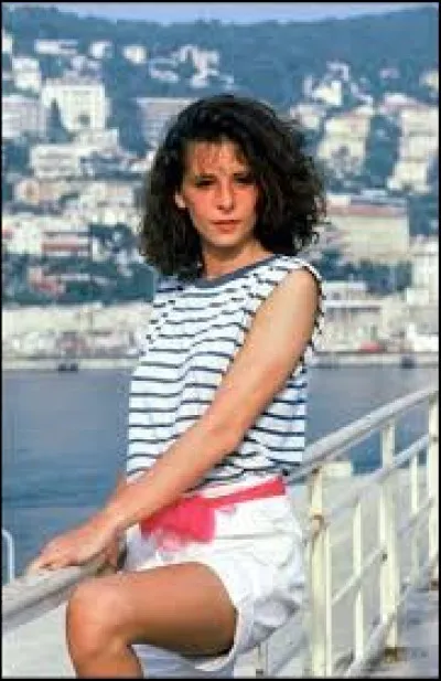 Quelle chanteuse française sort l'album studio intitulé "Ainsi soit je..." ?