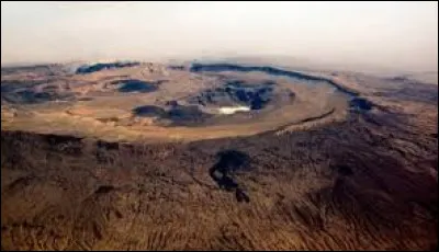 Le point culminant du Sahara est l'Emi Koussi, avec 3 415 mètres : dans quel pays se situe ce volcan éteint ?