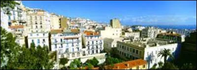 Laquelle de ces villes d'Algérie, capitale des Touaregs algériens, se situe dans le Sahara ?