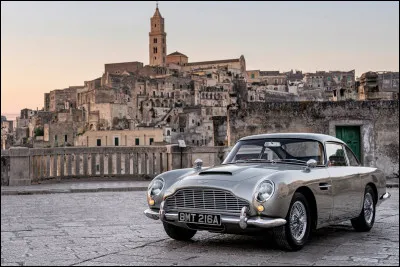Quelle est la marque de la voiture de James Bond dans la plupart des films ?