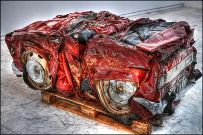 A quel artiste doit-on les sculptures compress&eacute;es r&eacute;alis&eacute;es avec des voitures ?