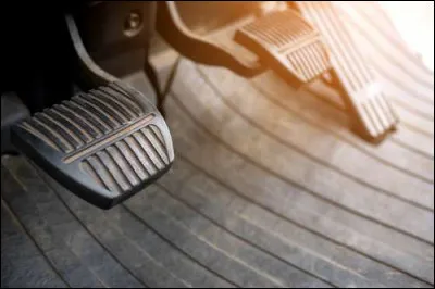 Sur une voiture classique, &agrave; quoi sert la p&eacute;dale du milieu ?