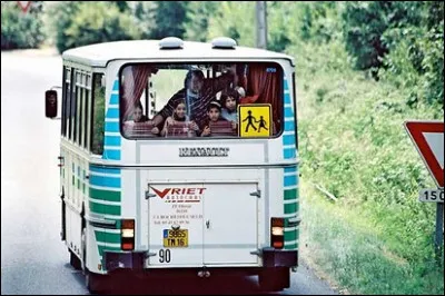 Dans quelle comédie ce bus transporte-t-il les enfants de la colonie de vacances ?