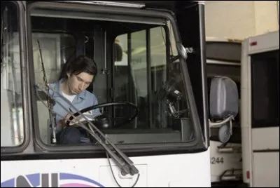 Quel est le titre de ce film primé à Cannes en 2016 où le personnage principal chauffeur de bus est aussi poète à ses heures ?