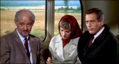 Quel est ce film d'espionnage dHitchcock réalisé en 1966 avec Paul Newman dans le rôle d'un physicien caché au fond du bus pour fuir ?