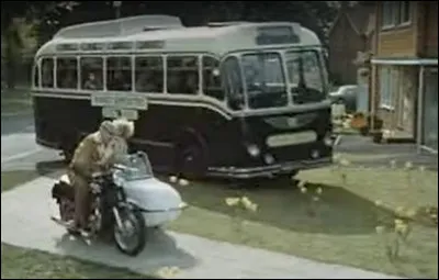 Que fait ce bus anglais rempli de Français sur une pelouse "so british" ?