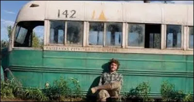 Quel est ce bus qui sert de dernier refuge dans le Grand Nord américain ?