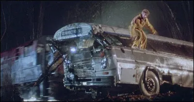 Quel est ce film américain où le héros saute in-extrémis du bus du pénitencier avant qu'il ne se fasse percuter par un train de marchandises ?
