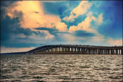 Quelle ville est bordée par le lac Pontchartrain ?