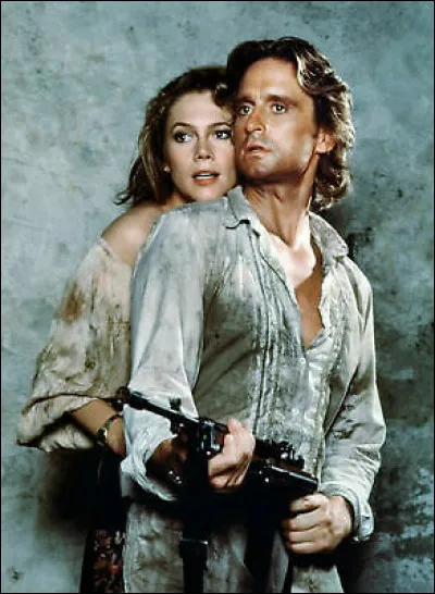 Quel véhicule, qui n'a rien à faire là, voit-on dans une rue de New York à la fin du film "A la poursuite du diamant vert", sorti en 1984 ?