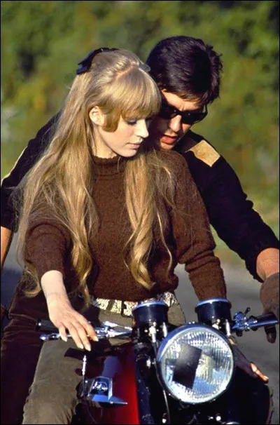 Quelle actrice donne la réplique à Alain Delon dans le film "La Motocyclette", sorti en 1968 ?