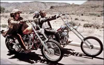 Quel est ce film, sorti en 1969, dans lequel Dennis Hopper et Peter Fonda parcourent l'Amérique à moto ?