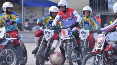 En moto-ball, combien de joueurs chaque équipe compte-t-elle simultanément sur le terrain ?