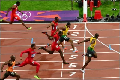 Un coureur court le 100 mètres en 10 secondes ; sa vitesse moyenne est donc de 36 km/h.