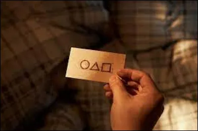 Quel est le numéro de téléphone écrit sur la carte au début de la série ?