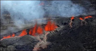Le Piton de la Fournaise est l'un des volcans les plus actifs au monde ! Chaque année, il offre un beau spectacle aux Réunionnais et aux touristes. Dans quelles communes de l'île se situe-t-il ?