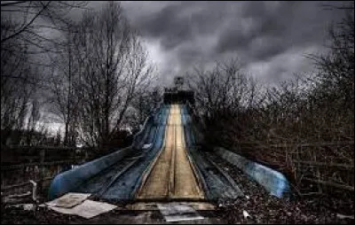 Ce parc d'attractions s'appelle Dadipark. Il a ouvert dans les années 50 et a attiré beaucoup de visiteurs, jusqu'à ce jour de 2002, où un garçon a perdu son bras dans une des attractions. Il a fermé en 2002 pour rénovations, mais il n'a plus jamais ré-ouvert ses portes. Quelle était la particularité de ce parc belge ?