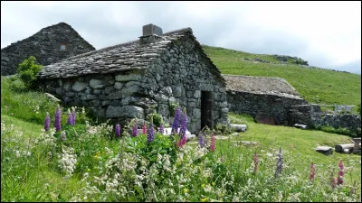 Quel est le nom de ces cabanes qui servent à abriter la fabrication du fromage, dans dans les monts du Cantal ou l'Aubrac, par exemple ?