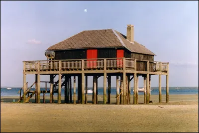 Quel est le nom de cette cabane en bois perchée sur pilotis typique du bassin d'Arcachon ?