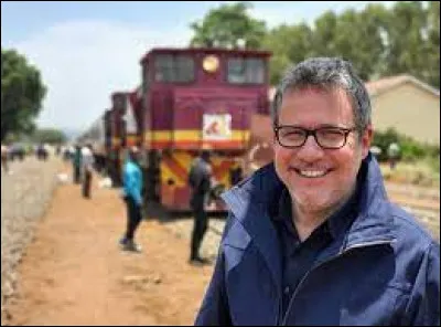 Dans quelle émission Philippe Gougler nous invite-t-il à voyager dans un ou plusieurs pays, à travers un parcours sur des lignes ferroviaires nationales ?