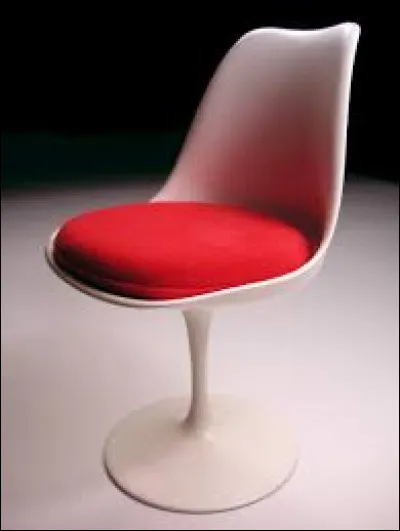 Cette chaise a été dessinée par le designer finlandais Eero Saarinen en 1956. Elle se nomme la chaise...