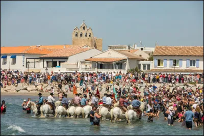 Quelle ville française est un lieu de pèlerinage pour la communauté gitane ?