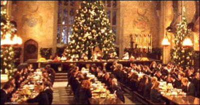 Combien de sapins décorent la Grande Salle à Noël ?